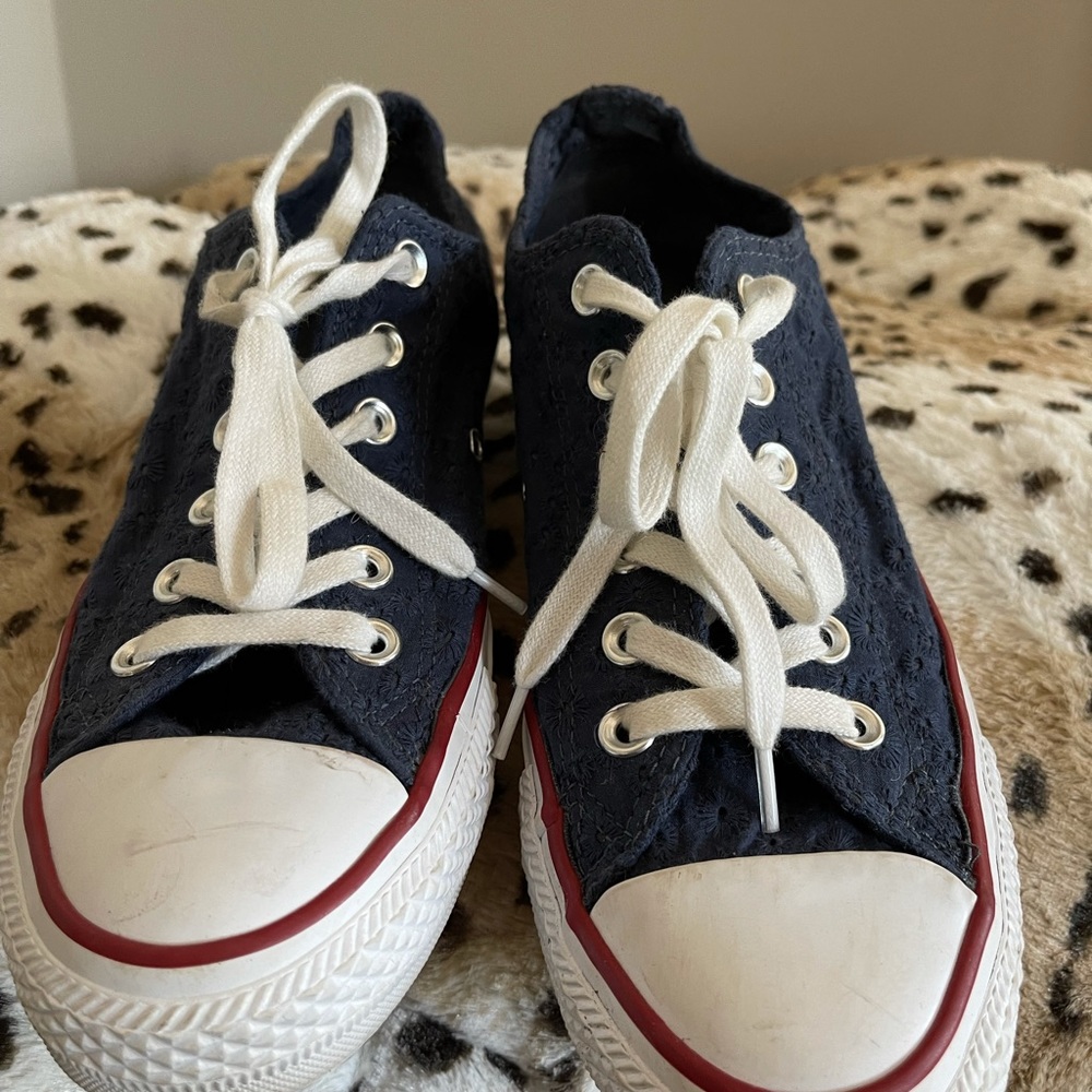 Converse sneakers sz 8.5 excellent condition
